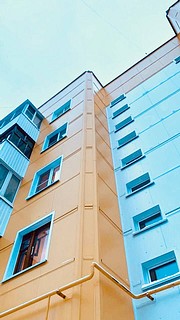Фасад очередного МКД в Кубинке-10 облицовывают с применением бескаркасной системы утепления