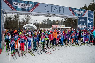 В Одинцовском округе прошла традиционная предновогодняя Манжосовская лыжная гонка. Забег стал уже 54-м по счету. Первую предновогоднюю гонку 31 декабря 1969 года организовали для одинцовских лыжников отец и сын — Николай и Виктор Манжосовы. Тогда на старт вышло всего 12 спортсменов. В 2023 году участие в самых известных и массовых зимних соревнованиях Одинцовского округа приняли 1500 лыжников. Желающих было значительно больше — официальная регистрация была закрыта буквально за несколько часов
