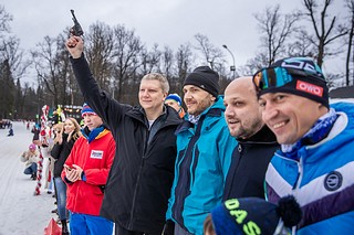 «У нас в округе есть добрая традиция — каждый год 31 декабря мы идем в парк и участвуем в нашей легендарной гонке. В 54-й Манжосовской участвуют люди самых разных возрастов — от 2-х до 90 лет. Сегодня на старт выходят полторы тысячи человек. Я думаю, что дядя Коля Манжосов о таком не мог даже мечтать. Все участники сегодняшних стартов уже победители», — обратился к спортсменам и зрителям глава Одинцовского округа Андрей Иванов