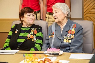 В администрации Одинцовского округа ветеранов Великой Отечественной войны торжественно наградили почетными знаками «В честь 80-летия полного освобождения Ленинграда от фашистской блокады»