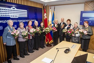 В администрации Одинцовского округа ветеранов Великой Отечественной войны торжественно наградили почетными знаками «В честь 80-летия полного освобождения Ленинграда от фашистской блокады»