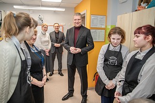 Глава Одинцовского округа Андрей Иванов посетил Старогородковскую специальную школу имени А. В. Фурагиной. С этого учебного года ребята занимаются в полностью обновленном здании — осенью 2023 года образовательное учреждение открылось после масштабного капитального ремонта в рамках президентской программы «Образование». Глава муниципалитета осмотрел учебные классы, пищеблок, кружковые комнаты, а также пообщался с воспитанниками школы, их родителями и педагогами