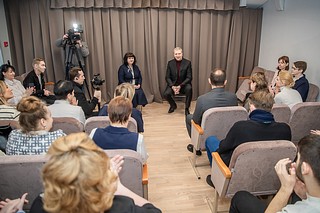 Глава Одинцовского округа Андрей Иванов посетил Старогородковскую специальную школу имени А. В. Фурагиной. С этого учебного года ребята занимаются в полностью обновленном здании — осенью 2023 года образовательное учреждение открылось после масштабного капитального ремонта в рамках президентской программы «Образование». Глава муниципалитета осмотрел учебные классы, пищеблок, кружковые комнаты, а также пообщался с воспитанниками школы, их родителями и педагогами