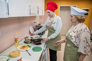 Глава Одинцовского округа Андрей Иванов посетил Старогородковскую специальную школу имени А. В. Фурагиной. С этого учебного года ребята занимаются в полностью обновленном здании — осенью 2023 года образовательное учреждение открылось после масштабного капитального ремонта в рамках президентской программы «Образование». Глава муниципалитета осмотрел учебные классы, пищеблок, кружковые комнаты, а также пообщался с воспитанниками школы, их родителями и педагогами