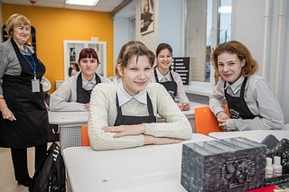 Глава Одинцовского округа Андрей Иванов посетил Старогородковскую специальную школу имени А. В. Фурагиной. С этого учебного года ребята занимаются в полностью обновленном здании — осенью 2023 года образовательное учреждение открылось после масштабного капитального ремонта в рамках президентской программы «Образование». Глава муниципалитета осмотрел учебные классы, пищеблок, кружковые комнаты, а также пообщался с воспитанниками школы, их родителями и педагогами