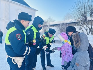 В Рождество сотрудники Одинцовской Госавтоинспекции напомнили детям и взрослым о безопасном поведении на дороге