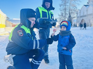 В Рождество сотрудники Одинцовской Госавтоинспекции напомнили детям и взрослым о безопасном поведении на дороге