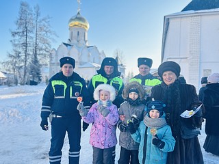 В Рождество сотрудники Одинцовской Госавтоинспекции напомнили детям и взрослым о безопасном поведении на дороге