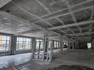 В микрорайоне «Восточный» в Звенигороде продолжается возведение новой школы на 1100 мест. Очередным этапом стала установка в здании оконных блоков. Глава Одинцовского округа Андрей Иванов сообщил, что на строительной площадке находятся более 70 рабочих и 5 единиц техники