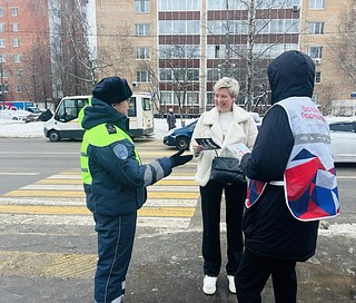 В рамках «Дня российского студенчества» на оживленных пешеходных переходах города Одинцово сотрудники Госавтоинспекции совместно с активистами Одинцовского молодежного центра провели акцию «Засветись»