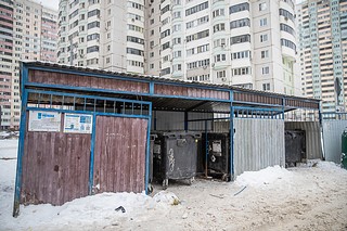 Глава Одинцовского городского округа Андрей Иванов вместе с активными жителями проверил качество вывоза мусора с контейнерных площадок в микрорайоне Новая Трехгорка
