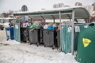 Глава Одинцовского городского округа Андрей Иванов вместе с активными жителями проверил качество вывоза мусора с контейнерных площадок в микрорайоне Новая Трехгорка