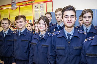 Глава Одинцовского городского округа Андрей Иванов встретился с учениками кадетского класса на базе Образовательного центра «Флагман» в Новой Трёхгорке. Кадеты 8 класса, который курирует Следственный комитет РФ, ведут активную благотворительную, волонтёрскую работу, а также являются участниками Общественного движения «Флагман — Zа Наших». В рамках данного проекта, которым руководит активная жительница города Ольга Селиванова, кадеты вместе с родителями, педагогами и жителями Трёхгорки собирают гуманитарную помощь для нужд специальной военной операции