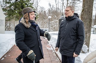 Глава Одинцовского округа Андрей Иванов вместе с инициативным жителем Звенигорода Петром Павловичем Логвиным осмотрели территорию воинского мемориала и памятника погибшим советским воинам на Ратехинском шоссе в Звенигороде