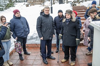 Глава Одинцовского округа Андрей Иванов вместе с инициативным жителем Звенигорода Петром Павловичем Логвиным осмотрели территорию воинского мемориала и памятника погибшим советским воинам на Ратехинском шоссе в Звенигороде