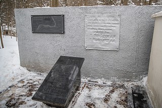 Глава Одинцовского округа Андрей Иванов вместе с инициативным жителем Звенигорода Петром Павловичем Логвиным осмотрели территорию воинского мемориала и памятника погибшим советским воинам на Ратехинском шоссе в Звенигороде