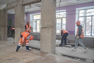 Глава Одинцовского округа вместе с жителями Звенигорода проверил ход капитального ремонта школы № 2 имени М. А. Пронина