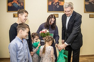 Андрей Иванов вручил сертификаты семьям погибших участников спецоперации — Александра Сычева и Георгия Белкина
