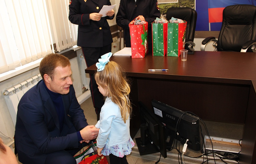16 01 24 02 11, Одинцовские полицейские поздравили многодетные семьи с Новым годом и Рождеством