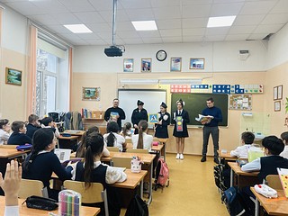 Сотрудники Одинцовской Госавтоинспекции напомнили ученикам начальных классов о важности соблюдения правил дорожного движения. Творческое занятие провели вместе с представителями администрации Одинцовского городского округа