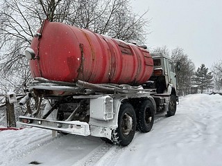 В Звенигороде пресекли незаконный сброс сточных вод. Инспекторы эконадзора обнаружили ассенизаторскую машину, которая сбрасывала сточные воды на очистные сооружения, необорудованные для приема жидких бытовых отходов