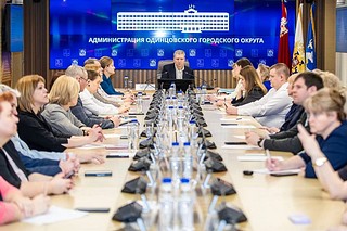 Глава Одинцовского округа Андрей Иванов обсудил меры поддержки педагогов с директорами окружных школ