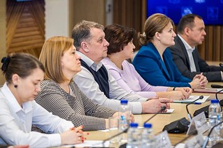 Глава Одинцовского округа Андрей Иванов обсудил меры поддержки педагогов с директорами окружных школ