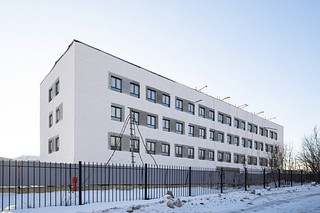 В ЖК «Заречье Парк» продолжается строительство четырехэтажной поликлиники, она готова уже на 82%. Объект возводит группа «Самолет». На площадке трудятся 32 человека