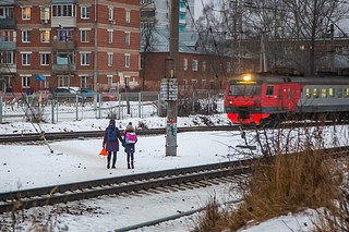 Операторы Системы-112 напомнили жителям и гостям муниципалитета, что основными причинами травм на железной дороге являются нарушение правил безопасности при нахождении в зоне железнодорожных путей, а также неоправданная спешка и беспечность
