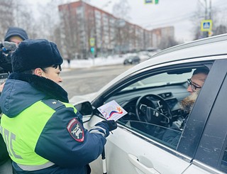 Женский экипаж Одинцовской Госавтоинспекции поздравил мужчин-водителей с наступающим праздником