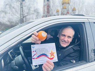 Женский экипаж Одинцовской Госавтоинспекции поздравил мужчин-водителей с наступающим праздником