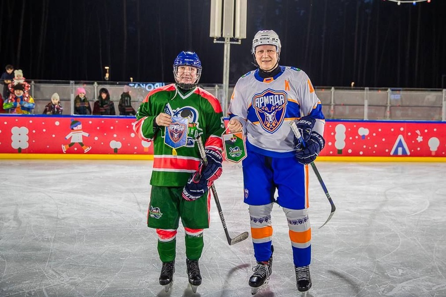 032, Праздничный хоккейный матч прошел на льду парка «Малевича» в Одинцово