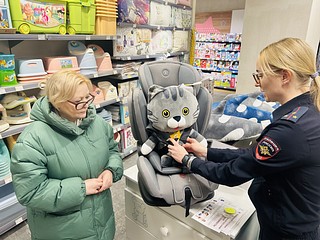 В рамках социального раунда «Маленький пассажир — большая ответственность!» одинцовские автоинспекторы напомнили посетителям и работникам торговых павильонов детских товаров об основных правилах безопасности при поездке на автомобиле, обязательном использовании удерживающих систем безопасности при перевозке детей, а также вручили собеседникам информационные брошюры и световозвращающие аксессуары