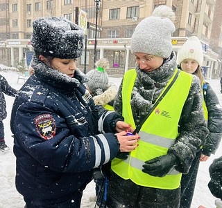 Сотрудники Одинцовской Госавтоинспекции совместно с представителями сообщества родителей Одинцовского городского округа провели с учащимися пешую экскурсию по безопасному маршруту «дом-школа-дом»