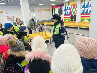 Сотрудники Одинцовской Госавтоинспекции совместно с представителями сообщества родителей Одинцовского городского округа провели с учащимися пешую экскурсию по безопасному маршруту «дом-школа-дом»
