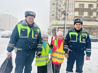 Сотрудники Одинцовской Госавтоинспекции совместно с представителями сообщества родителей Одинцовского городского округа провели с учащимися пешую экскурсию по безопасному маршруту «дом-школа-дом»