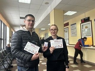 Одинцовские госавтоинспекторы провели беседы о детской безопасности с посетителями РЭО