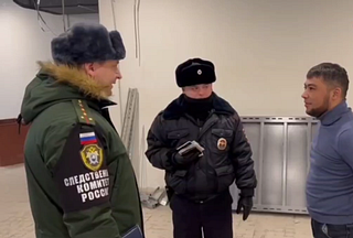 В Одинцовском городском округе продолжаются мероприятия, направленные на противодействие нелегальной миграции. Очередной рейд сотрудники полиции муниципалитета провели совместно с представителями Военного следственного управления Следственного комитета России. Совместная операция проходила на территории коттеджного поселка «Березки» в деревне Солослово