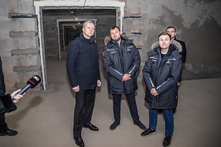 Глава Одинцовского округа Андрей Иванов проверил ход капитального ремонта Хирургического корпуса Одинцовской областной больницы. Работы к настоящему моменту выполнены на 30% — на объекте устанавливают энергоэффективные стеклопакеты из алюминия, выполняют гидроизоляцию фундамента, идет подготовка к обустройству вентилируемых фасадов. Как сообщил глава муниципалитета, капитальный ремонт медицинского учреждения должен завершиться до конца 2024 года