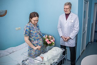 Также глава муниципалитета осмотрел палаты повышенной комфортности, которые предоставляются семьям участников СВО с начала 2023 года. В одной из них располагается супруга участника спецоперации — Александра Антонова, которая недавно родила здоровую девочку