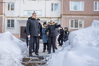 Глава Одинцовского округа Андрей Иванов вместе с жителями поселка Горбольницы № 45 проверил качество благоустройства дворовой территории у домов № 5 и № 10