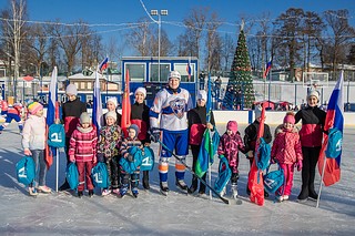 В Одинцовском городском округе проходят матчи в формате «Русская классика». Так, в минувшую субботу, 10 февраля, любители хоккея собрались на трибунах звенигородского стадиона «Спартак» — на льду встретились одноименная городская команда и клуб «Армада» главы Одинцовского округа Андрея Иванова
