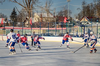 В Одинцовском городском округе проходят матчи в формате «Русская классика». Так, в минувшую субботу, 10 февраля, любители хоккея собрались на трибунах звенигородского стадиона «Спартак» — на льду встретились одноименная городская команда и клуб «Армада» главы Одинцовского округа Андрея Иванова