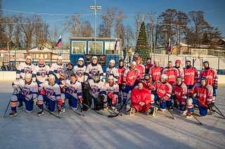 В Одинцовском городском округе проходят матчи в формате «Русская классика». Так, в минувшую субботу, 10 февраля, любители хоккея собрались на трибунах звенигородского стадиона «Спартак» — на льду встретились одноименная городская команда и клуб «Армада» главы Одинцовского округа Андрея Иванова