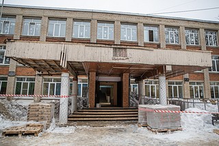 В рабочем поселке Большие Вяземы в январе стартовал капитальный ремонт Голицынской школы № 2. Работы на объекте выполняются в рамках государственной программы Московской области «Образование Подмосковья» на 2023-2027 годы. Ход капитального ремонта проверил глава Одинцовского городского округа Андрей Иванов. Он сообщил, что сейчас идет начальная стадия работ — подрядная организация выполняет демонтаж, а также приступила к стяжке пола на 3-м этаже