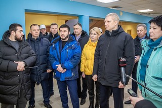 В рабочем поселке Большие Вяземы в январе стартовал капитальный ремонт Голицынской школы № 2. Работы на объекте выполняются в рамках государственной программы Московской области «Образование Подмосковья» на 2023-2027 годы. Ход капитального ремонта проверил глава Одинцовского городского округа Андрей Иванов. Он сообщил, что сейчас идет начальная стадия работ — подрядная организация выполняет демонтаж, а также приступила к стяжке пола на 3-м этаже