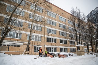 Глава Одинцовского округа Андрей Иванов проверил ход капитального ремонта Хирургического корпуса Одинцовской областной больницы. Работы к настоящему моменту выполнены на 30% — на объекте устанавливают энергоэффективные стеклопакеты из алюминия, выполняют гидроизоляцию фундамента, идет подготовка к обустройству вентилируемых фасадов. Как сообщил глава муниципалитета, капитальный ремонт медицинского учреждения должен завершиться до конца 2024 года