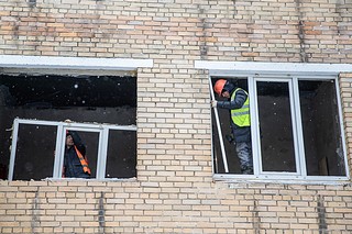 Глава Одинцовского округа Андрей Иванов проверил ход капитального ремонта Хирургического корпуса Одинцовской областной больницы. Работы к настоящему моменту выполнены на 30% — на объекте устанавливают энергоэффективные стеклопакеты из алюминия, выполняют гидроизоляцию фундамента, идет подготовка к обустройству вентилируемых фасадов. Как сообщил глава муниципалитета, капитальный ремонт медицинского учреждения должен завершиться до конца 2024 года
