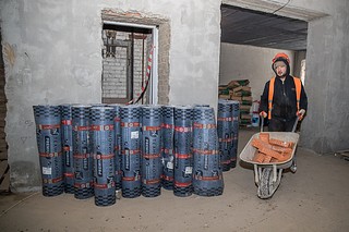 Глава Одинцовского округа Андрей Иванов проверил ход капитального ремонта Хирургического корпуса Одинцовской областной больницы. Работы к настоящему моменту выполнены на 30% — на объекте устанавливают энергоэффективные стеклопакеты из алюминия, выполняют гидроизоляцию фундамента, идет подготовка к обустройству вентилируемых фасадов. Как сообщил глава муниципалитета, капитальный ремонт медицинского учреждения должен завершиться до конца 2024 года