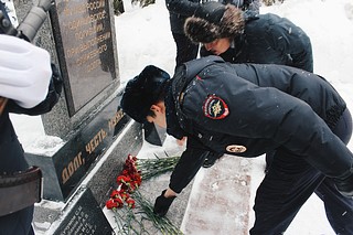 Сотрудники УМВД России по Одинцовскому городскому округу совместно с ветеранами органов внутренних дел, а также членом Общественного совета Марией Шматковой приняли участие в памятном мероприятии, приуроченном к 35-летней годовщине вывода советских войск из Афганистана